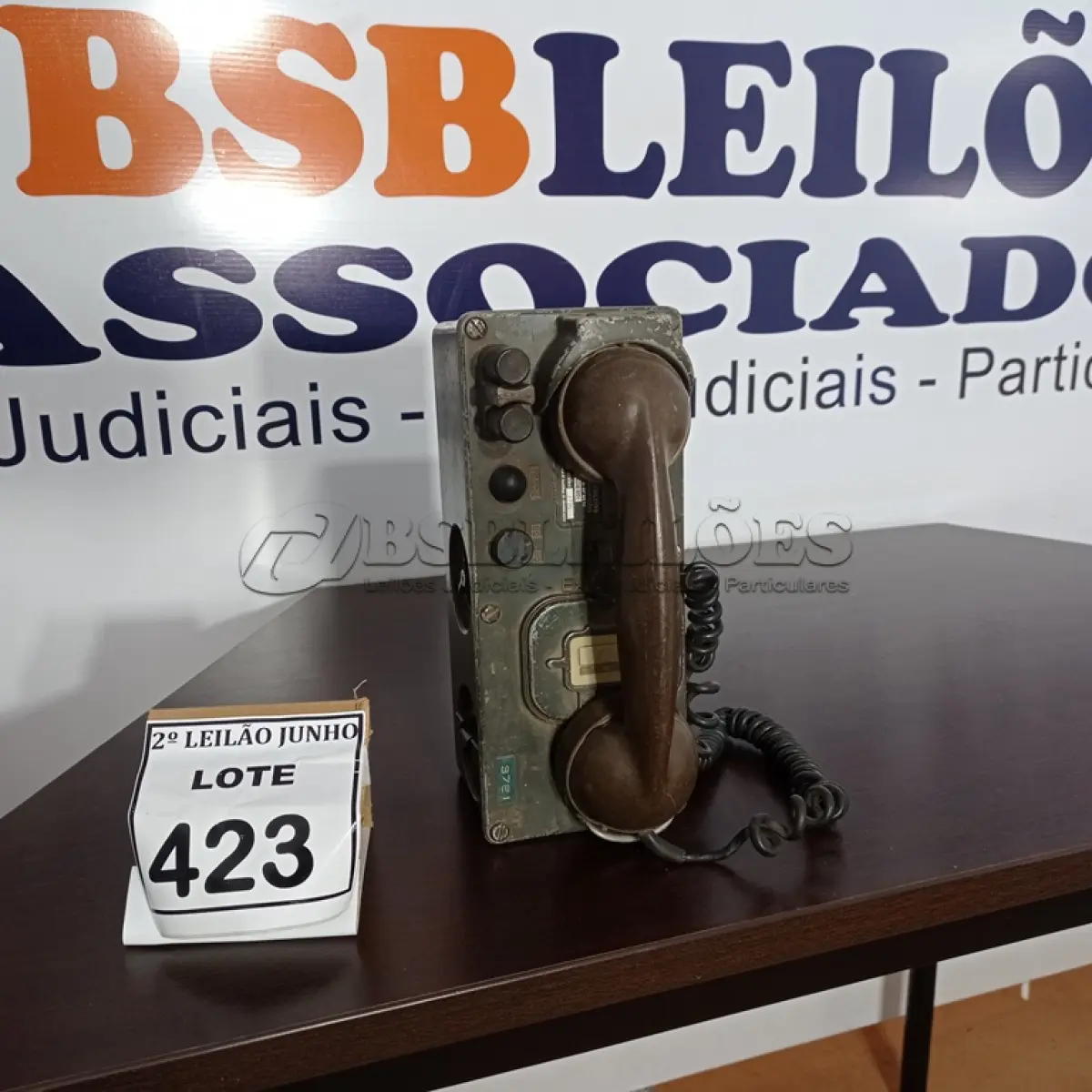 LOTE 423 - 01 TELEFONE ANTIGO. (NO ESTADO) ATENÇÃO! FAZER A VISITAÇÃO ANTES DE ARREMATAR, NÃO SABEMOS SE FUNCIONA, LEILÃO NÃO TEM GARANTIA E NEM DEVOLUÇÃO, SUJEITO A POSSÍVEIS AVARIAS VISÍVEIS/OCULTAS E/OU AUSÊNCIA DE COMPONENTES.