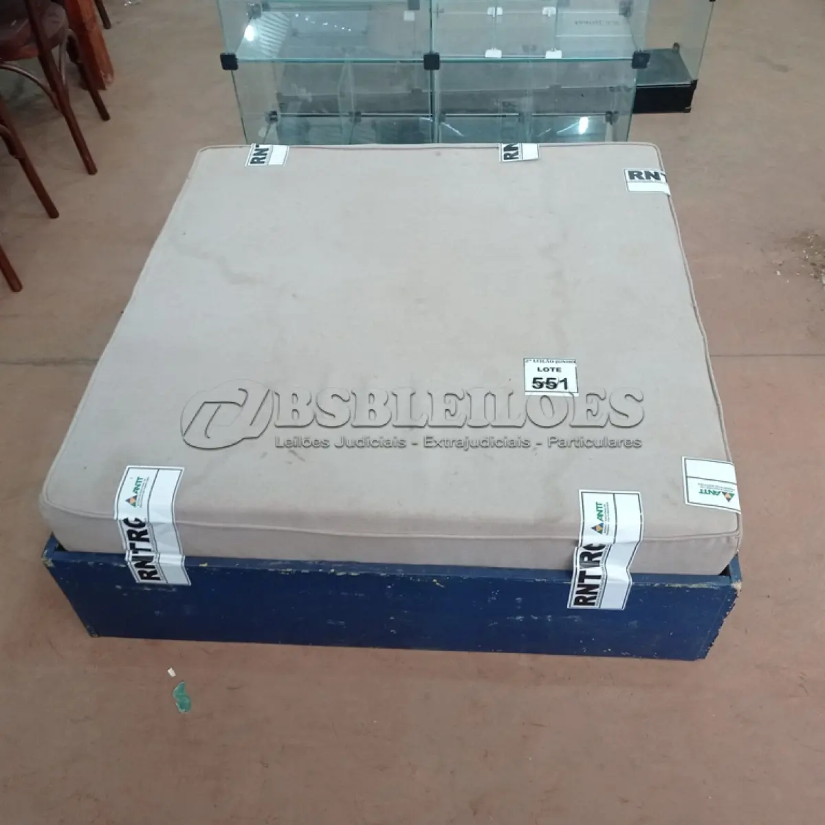 LOTE 551 - 01 PUFF ALMOFADADO COM BASE DE MADEIRA. (NO ESTADO) ATENÇÃO! FAZER A VISITAÇÃO ANTES DE ARREMATAR, NÃO SABEMOS SE FUNCIONA, LEILÃO NÃO TEM GARANTIA E NEM DEVOLUÇÃO, SUJEITO A POSSÍVEIS AVARIAS VISÍVEIS/OCULTAS E/OU AUSÊNCIA DE COMPONENTES.