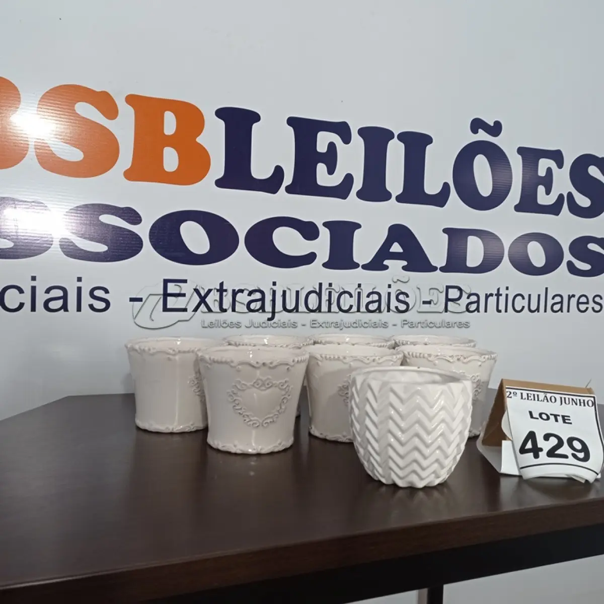 LOTE 429 - 08 VASOS DECORADOS. (NO ESTADO) ATENÇÃO! FAZER A VISITAÇÃO ANTES DE ARREMATAR, NÃO SABEMOS SE FUNCIONA, LEILÃO NÃO TEM GARANTIA E NEM DEVOLUÇÃO, SUJEITO A POSSÍVEIS AVARIAS VISÍVEIS/OCULTAS E/OU AUSÊNCIA DE COMPONENTES.