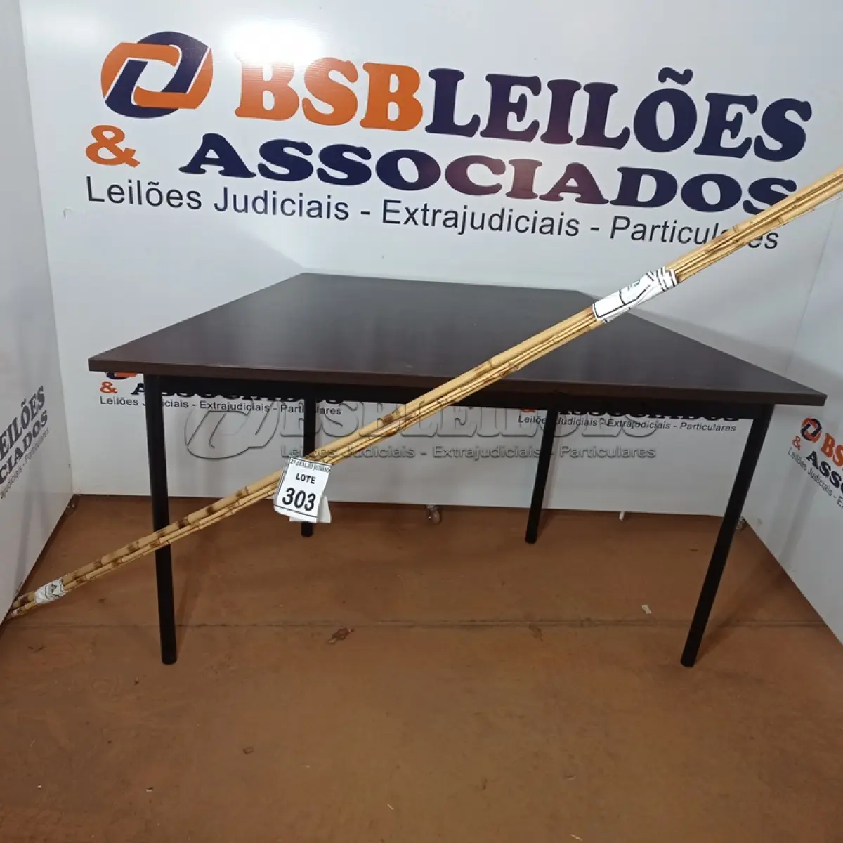 LOTE 303 - 05 VARAS DE BAMBU. (NO ESTADO) ATENÇÃO! FAZER A VISITAÇÃO ANTES DE ARREMATAR, NÃO SABEMOS SE FUNCIONA, LEILÃO NÃO TEM GARANTIA E NEM DEVOLUÇÃO, SUJEITO A POSSÍVEIS AVARIAS VISÍVEIS/OCULTAS E/OU AUSÊNCIA DE COMPONENTES.