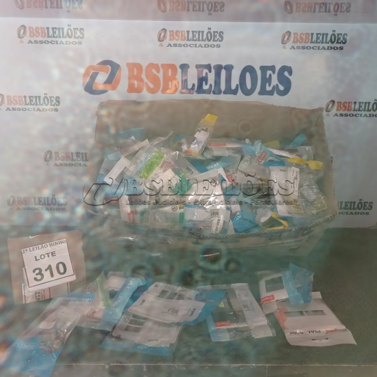 LOTE 310 - 01 LOTE COM MATERIAIS ELÉTRICOS DIVERSOS. (NO ESTADO) ATENÇÃO! FAZER A VISITAÇÃO ANTES DE ARREMATAR, NÃO SABEMOS SE FUNCIONA, LEILÃO NÃO TEM GARANTIA E NEM DEVOLUÇÃO, SUJEITO A POSSÍVEIS AVARIAS VISÍVEIS/OCULTAS E/OU AUSÊNCIA DE COMPONENTES.