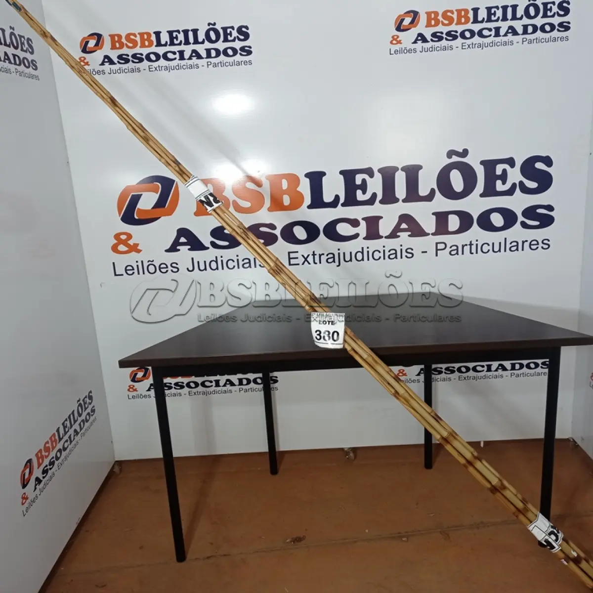 LOTE 380 - 05 VARAS DE BAMBU. (NO ESTADO) ATENÇÃO! FAZER A VISITAÇÃO ANTES DE ARREMATAR, NÃO SABEMOS SE FUNCIONA, LEILÃO NÃO TEM GARANTIA E NEM DEVOLUÇÃO, SUJEITO A POSSÍVEIS AVARIAS VISÍVEIS/OCULTAS E/OU AUSÊNCIA DE COMPONENTES.