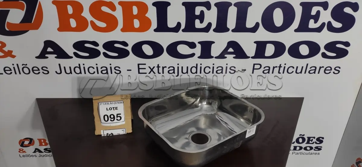 LOTE 095 - 01 CUBA EM AÇO INOX STANDARD 400X340X140MM. (NO ESTADO) ATENÇÃO! FAZER A VISITAÇÃO ANTES DE ARREMATAR, NÃO SABEMOS SE FUNCIONA. LEILÃO NÃO TEM GARANTIA E NEM DEVOLUÇÃO, SUJEITO A POSSÍVEIS AVARIAS VISÍVEIS/OCULTAS E/OU AUSÊNCIA DE COMPONENTES.