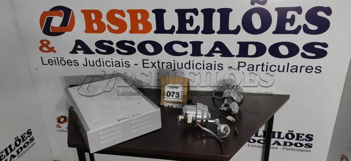 LOTE 073 - 01 MESA DE LUZ PORTÁTIL E 02 CHUVEIROS CROMADOS. (NO ESTADO) ATENÇÃO! FAZER A VISITAÇÃO ANTES DE ARREMATAR, NÃO SABEMOS SE FUNCIONA, LEILÃO NÃO TEM GARANTIA E NEM DEVOLUÇÃO, SUJEITO A POSSÍVEIS AVARIAS VISÍVEIS/OCULTAS E/OU AUSÊNCIA DE COMPONENTES.