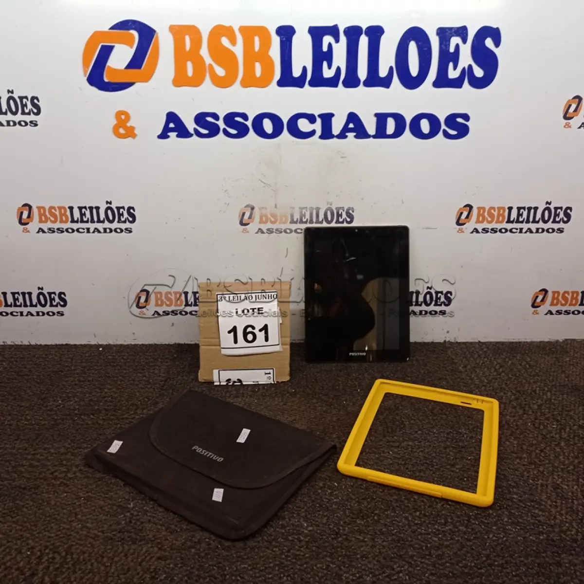 LOTE 161 - 01 TABLET MARCA POSITIVO. (NO ESTADO) ATENÇÃO! FAZER A VISITAÇÃO ANTES DE ARREMATAR, NÃO SABEMOS SE FUNCIONA, LEILÃO NÃO TEM GARANTIA E NEM DEVOLUÇÃO, SUJEITO A POSSÍVEIS AVARIAS VISÍVEIS/OCULTAS E/OU AUSÊNCIA DE COMPONENTES.