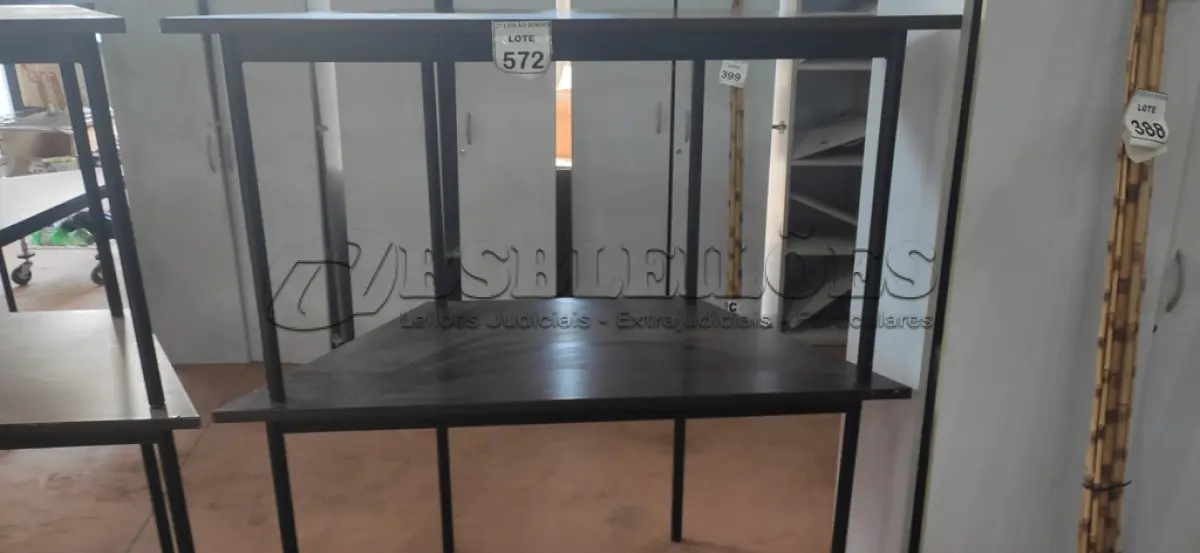 LOTE 572 - 02 MESAS COM TAMPO DE MADEIRA EM FORMA TRAPÉZIO.  (NO ESTADO) ATENÇÃO! FAZER A VISITAÇÃO ANTES DE ARREMATAR, NÃO SABEMOS SE FUNCIONA, LEILÃO NÃO TEM GARANTIA E NEM DEVOLUÇÃO, SUJEITO A POSSÍVEIS AVARIAS VISÍVEIS/OCULTAS E/OU AUSÊNCIA DE COMPONENTES.