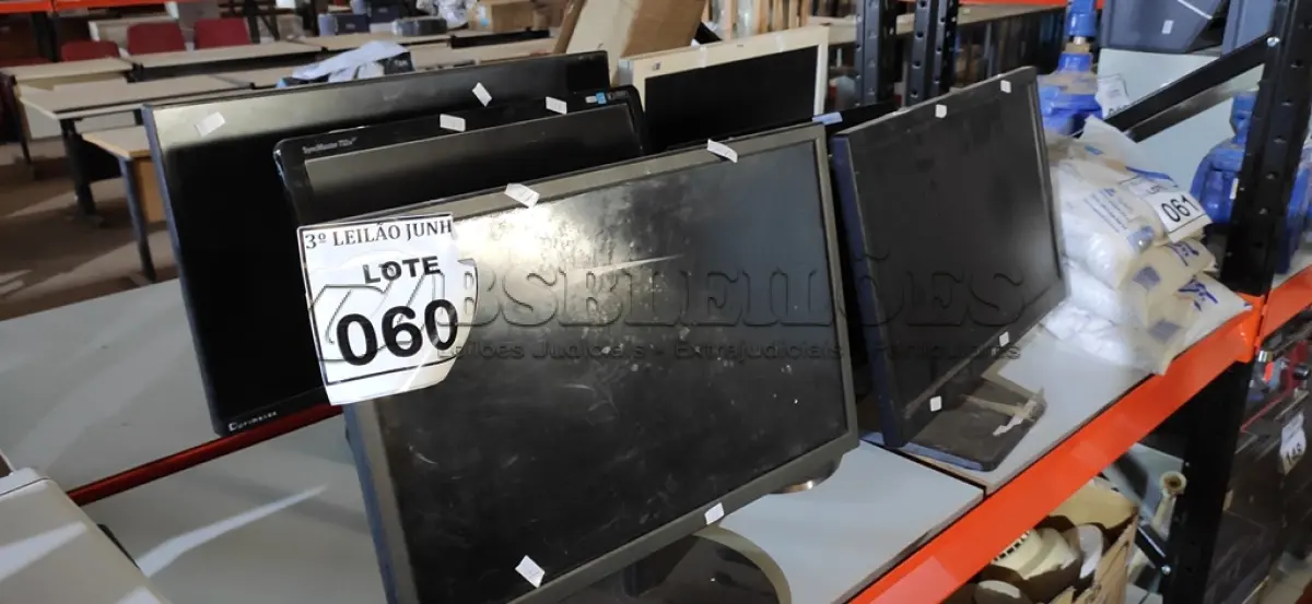 LOTE 060 - 07 MONITORES MARCAS E MODELOS DIVERSOS. (NO ESTADO) ATENÇÃO! FAZER A VISITAÇÃO ANTES DE ARREMATAR, NÃO SABEMOS SE FUNCIONA. LEILÃO NÃO TEM GARANTIA E NEM DEVOLUÇÃO, SUJEITO A POSSÍVEIS AVARIAS VISÍVEIS/OCULTAS E/OU AUSÊNCIA DE COMPONENTES.