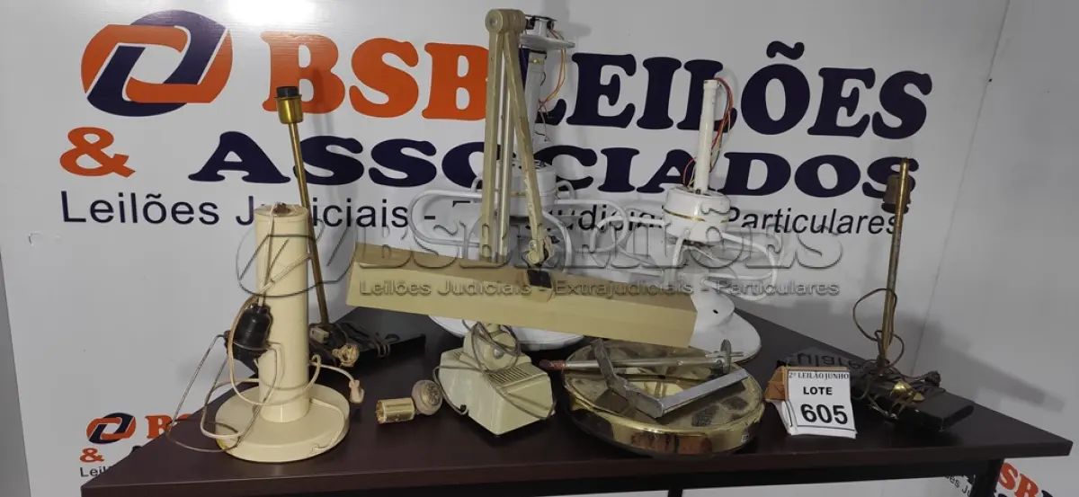 LOTE 605 - 02 VENTILADORES DE TETO, 01 LUMINÁRIA DE MESA, 03 ABAJURES E 01 BASE DE ABAJUR.  (NO ESTADO) ATENÇÃO! FAZER A VISITAÇÃO ANTES DE ARREMATAR, NÃO SABEMOS SE FUNCIONA, LEILÃO NÃO TEM GARANTIA E NEM DEVOLUÇÃO, SUJEITO A POSSÍVEIS AVARIAS VISÍVEIS/OCULTAS E/OU AUSÊNCIA DE COMPONENTES.
