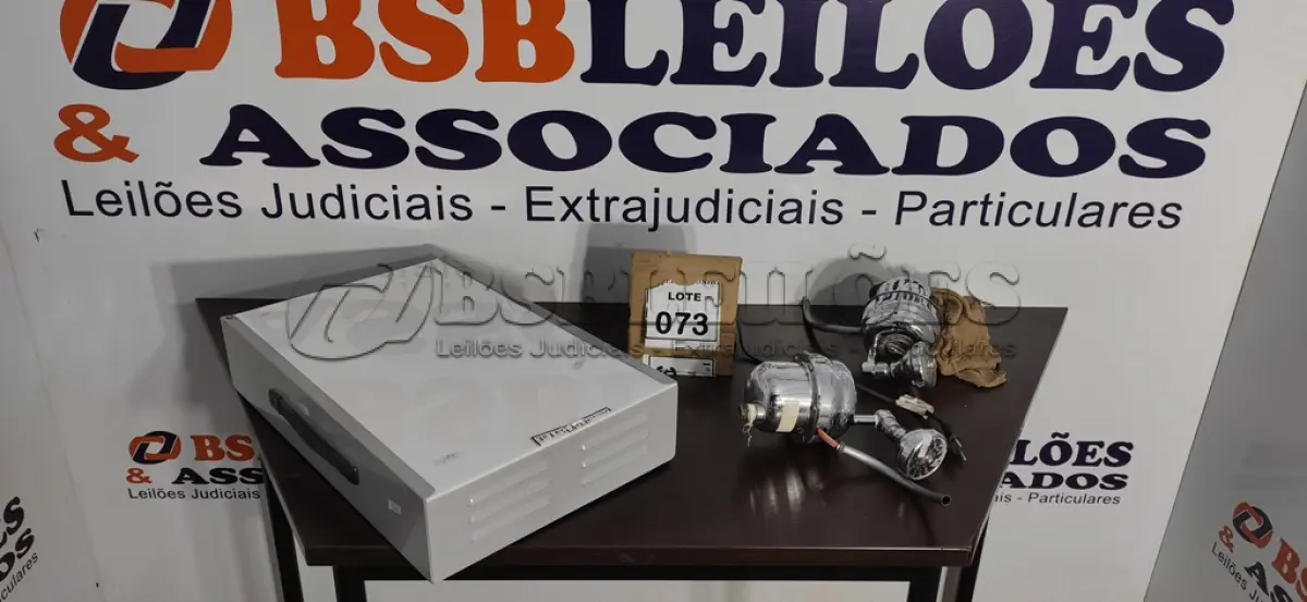 LOTE 073 - 01 MESA DE LUZ PORTÁTIL E 02 CHUVEIROS CROMADOS. (NO ESTADO) ATENÇÃO! FAZER A VISITAÇÃO ANTES DE ARREMATAR, NÃO SABEMOS SE FUNCIONA, LEILÃO NÃO TEM GARANTIA E NEM DEVOLUÇÃO, SUJEITO A POSSÍVEIS AVARIAS VISÍVEIS/OCULTAS E/OU AUSÊNCIA DE COMPONENTES.