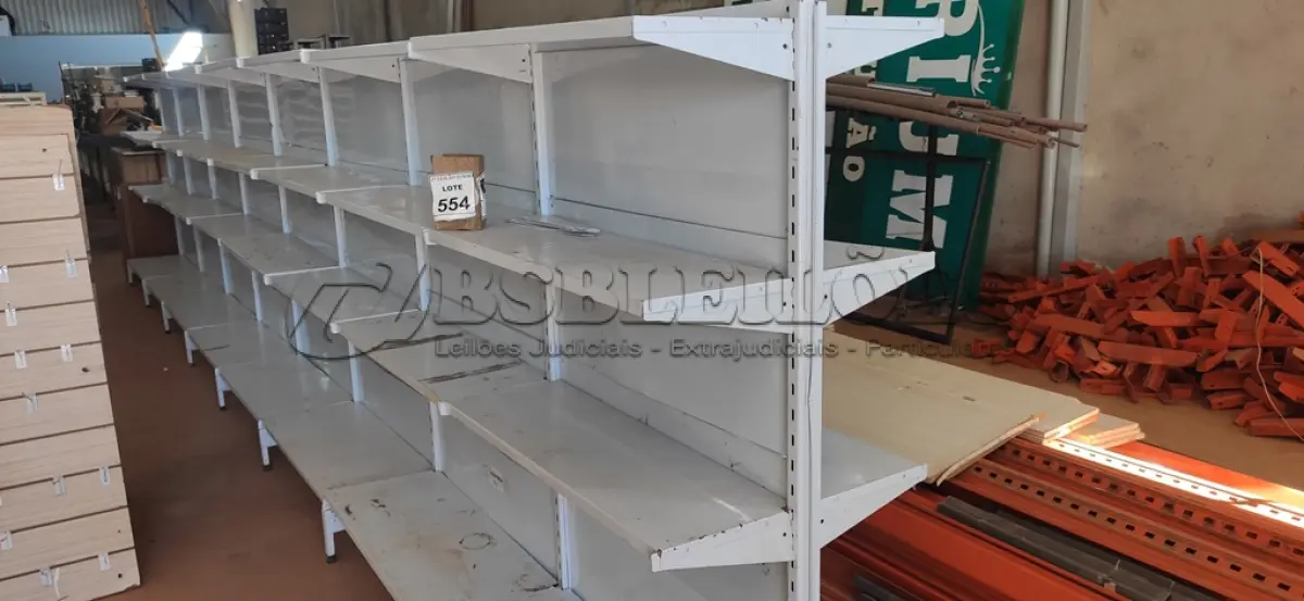 LOTE 554 - 01 GÔNDOLA EXPOSITORA DUPLA DE 7,30 X 1,60. (NO ESTADO) ATENÇÃO! FAZER A VISITAÇÃO ANTES DE ARREMATAR, NÃO SABEMOS SE FUNCIONA, LEILÃO NÃO TEM GARANTIA E NEM DEVOLUÇÃO, SUJEITO A POSSÍVEIS AVARIAS VISÍVEIS/OCULTAS E/OU AUSÊNCIA DE COMPONENTES.