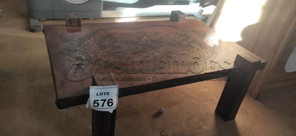 LOTE 576 - 01 MESA DE CENTRO DE MADEIRA COM DECORAÇÃO ENTALHADA.  (NO ESTADO) ATENÇÃO! FAZER A VISITAÇÃO ANTES DE ARREMATAR, NÃO SABEMOS SE FUNCIONA, LEILÃO NÃO TEM GARANTIA E NEM DEVOLUÇÃO, SUJEITO A POSSÍVEIS AVARIAS VISÍVEIS/OCULTAS E/OU AUSÊNCIA DE COMPONENTES.