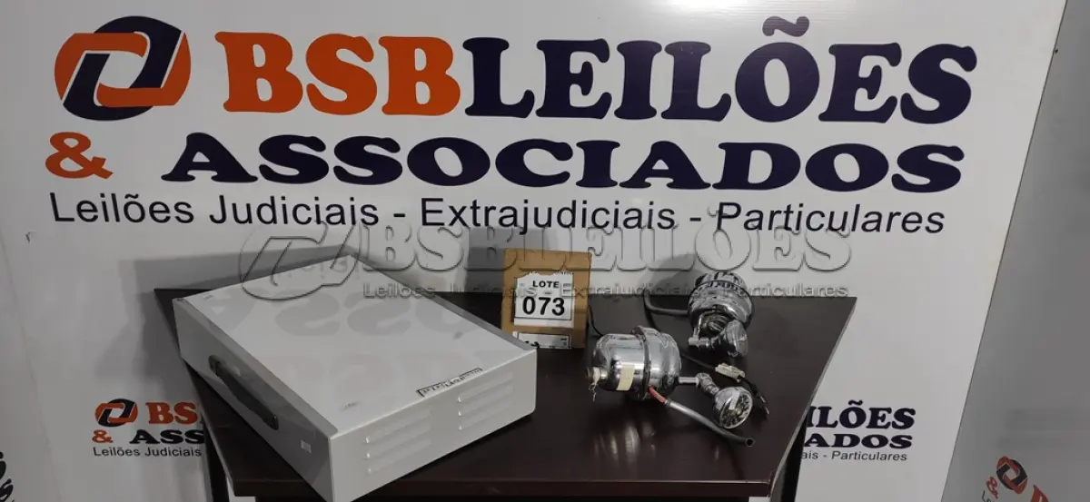 LOTE 073 - 01 MESA DE LUZ PORTÁTIL E 02 CHUVEIROS CROMADOS. (NO ESTADO) ATENÇÃO! FAZER A VISITAÇÃO ANTES DE ARREMATAR, NÃO SABEMOS SE FUNCIONA, LEILÃO NÃO TEM GARANTIA E NEM DEVOLUÇÃO, SUJEITO A POSSÍVEIS AVARIAS VISÍVEIS/OCULTAS E/OU AUSÊNCIA DE COMPONENTES.