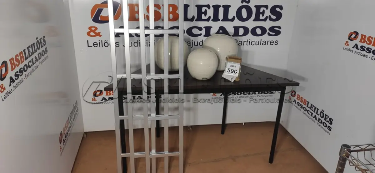 LOTE 590 - 03 GRADES DE FERRO E 03 VASOS DECORATIVOS.  (NO ESTADO) ATENÇÃO! FAZER A VISITAÇÃO ANTES DE ARREMATAR, NÃO SABEMOS SE FUNCIONA, LEILÃO NÃO TEM GARANTIA E NEM DEVOLUÇÃO, SUJEITO A POSSÍVEIS AVARIAS VISÍVEIS/OCULTAS E/OU AUSÊNCIA DE COMPONENTES.