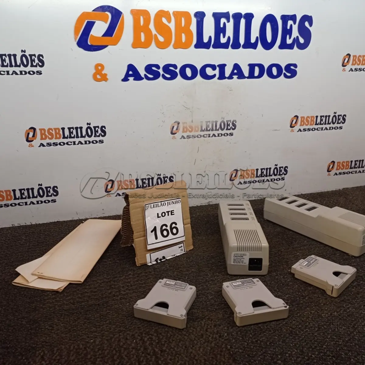 LOTE 166 - 02 CARREGADORES DE BATERIAS DE VIDEOGAMES MARCA SYMBOL. (NO ESTADO) ATENÇÃO! FAZER A VISITAÇÃO ANTES DE ARREMATAR, NÃO SABEMOS SE FUNCIONA, LEILÃO NÃO TEM GARANTIA E NEM DEVOLUÇÃO, SUJEITO A POSSÍVEIS AVARIAS VISÍVEIS/OCULTAS E/OU AUSÊNCIA DE COMPONENTES.