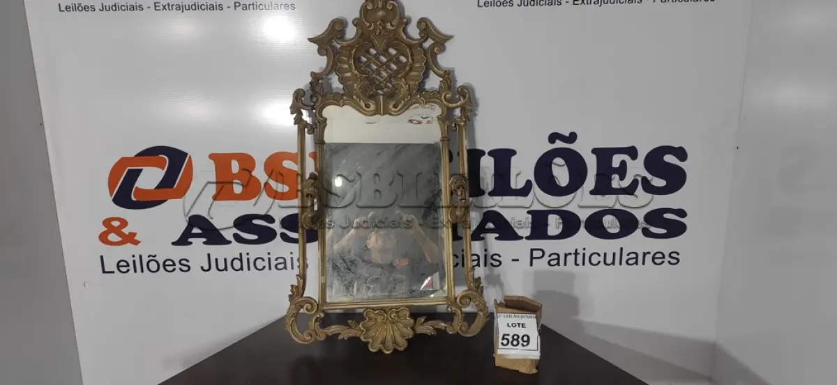 LOTE 589 - 01 ESPELHO EMOLDURADO COM LUMINÁRIAS.  (NO ESTADO) ATENÇÃO! FAZER A VISITAÇÃO ANTES DE ARREMATAR, NÃO SABEMOS SE FUNCIONA, LEILÃO NÃO TEM GARANTIA E NEM DEVOLUÇÃO, SUJEITO A POSSÍVEIS AVARIAS VISÍVEIS/OCULTAS E/OU AUSÊNCIA DE COMPONENTES.