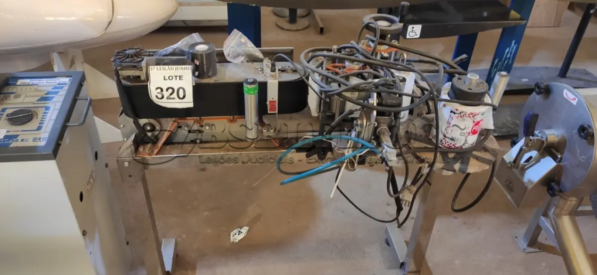 LOTE 320 - 01 ROTULADORA E DATADORA SEMI AUTOMÁTICA FALCO. (NO ESTADO) ATENÇÃO! FAZER A VISITAÇÃO ANTES DE ARREMATAR, NÃO SABEMOS SE FUNCIONA. LEILÃO NÃO TEM GARANTIA E NEM DEVOLUÇÃO, SUJEITO A POSSÍVEIS AVARIAS VISÍVEIS/OCULTAS E/OU AUSÊNCIA DE COMPONENTES.