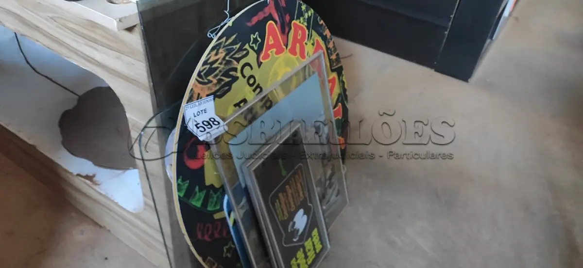 LOTE 598 - 01 LOTE COM QUADROS E MOLDURAS DECORATIVAS E 02 VIDROS AVULSOS.  (NO ESTADO) ATENÇÃO! FAZER A VISITAÇÃO ANTES DE ARREMATAR, NÃO SABEMOS SE FUNCIONA, LEILÃO NÃO TEM GARANTIA E NEM DEVOLUÇÃO, SUJEITO A POSSÍVEIS AVARIAS VISÍVEIS/OCULTAS E/OU AUSÊNCIA DE COMPONENTES.