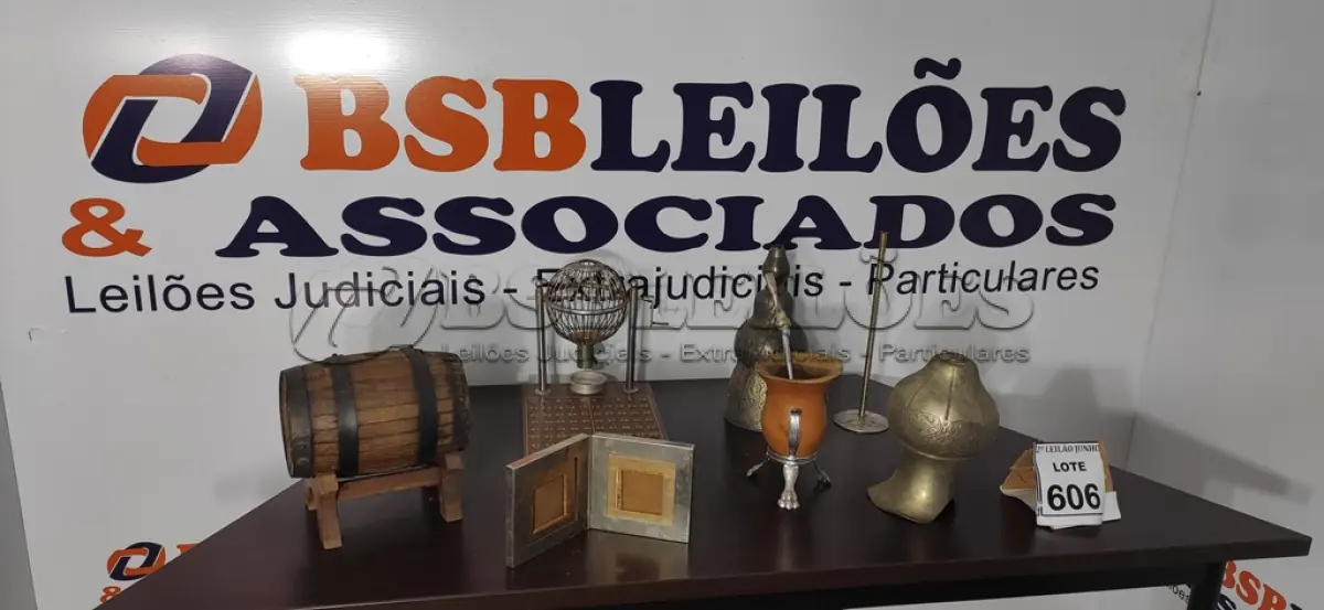 LOTE 606 - 01 TABULEIRO DE BINGO COM GLOBO, 01 CUIA DE CHIMARRÃO, 01 PORTA RETRATO, 01 BARRIL DE MADEIRA PEQUENO COM SUPORTE, 02 JARRAS DE METAL.  (NO ESTADO) ATENÇÃO! FAZER A VISITAÇÃO ANTES DE ARREMATAR, NÃO SABEMOS SE FUNCIONA, LEILÃO NÃO TEM GARANTIA E NEM DEVOLUÇÃO, SUJEITO A POSSÍVEIS AVARIAS VISÍVEIS/OCULTAS E/OU AUSÊNCIA DE COMPONENTES.