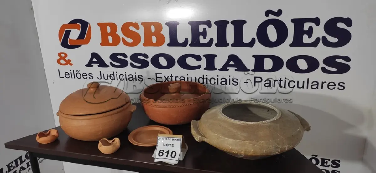 LOTE 610 - 02 PANELAS DE BARRO COM TAMPA, 01 PANELA DE MÁRMORE, 02 CINZEIROS DE BARRO E 01 PRATO DE BARRO.  (NO ESTADO) ATENÇÃO! FAZER A VISITAÇÃO ANTES DE ARREMATAR, NÃO SABEMOS SE FUNCIONA, LEILÃO NÃO TEM GARANTIA E NEM DEVOLUÇÃO, SUJEITO A POSSÍVEIS AVARIAS VISÍVEIS/OCULTAS E/OU AUSÊNCIA DE COMPONENTES.