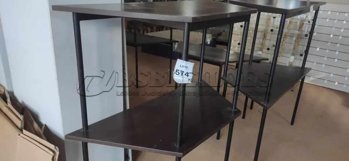 LOTE 574 - 02 MESAS COM TAMPO DE MADEIRA EM FORMA TRAPÉZIO.  (NO ESTADO) ATENÇÃO! FAZER A VISITAÇÃO ANTES DE ARREMATAR, NÃO SABEMOS SE FUNCIONA, LEILÃO NÃO TEM GARANTIA E NEM DEVOLUÇÃO, SUJEITO A POSSÍVEIS AVARIAS VISÍVEIS/OCULTAS E/OU AUSÊNCIA DE COMPONENTES.