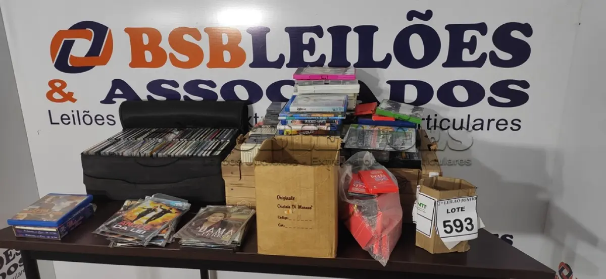 LOTE 593 - 01 LOTE COM 01 CASE PORTA CD E GRANDE QUANTIDADE DE CD, JOGOS E FITAS DIVERSAS.  (NO ESTADO) ATENÇÃO! FAZER A VISITAÇÃO ANTES DE ARREMATAR, NÃO SABEMOS SE FUNCIONA, LEILÃO NÃO TEM GARANTIA E NEM DEVOLUÇÃO, SUJEITO A POSSÍVEIS AVARIAS VISÍVEIS/OCULTAS E/OU AUSÊNCIA DE COMPONENTES.