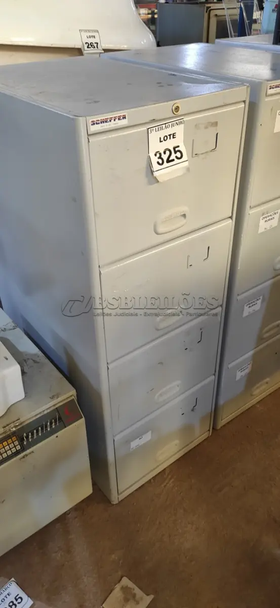 LOTE 325 - 01 ARQUIVO DE AÇO 04 GAVETAS. (NO ESTADO) ATENÇÃO! FAZER A VISITAÇÃO ANTES DE ARREMATAR, NÃO SABEMOS SE FUNCIONA, LEILÃO NÃO TEM GARANTIA E NEM DEVOLUÇÃO, SUJEITO A POSSÍVEIS AVARIAS VISÍVEIS/OCULTAS E/OU AUSÊNCIA DE COMPONENTES.