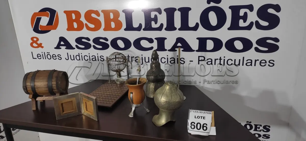 LOTE 606 - 01 TABULEIRO DE BINGO COM GLOBO, 01 CUIA DE CHIMARRÃO, 01 PORTA RETRATO, 01 BARRIL DE MADEIRA PEQUENO COM SUPORTE, 02 JARRAS DE METAL.  (NO ESTADO) ATENÇÃO! FAZER A VISITAÇÃO ANTES DE ARREMATAR, NÃO SABEMOS SE FUNCIONA, LEILÃO NÃO TEM GARANTIA E NEM DEVOLUÇÃO, SUJEITO A POSSÍVEIS AVARIAS VISÍVEIS/OCULTAS E/OU AUSÊNCIA DE COMPONENTES.