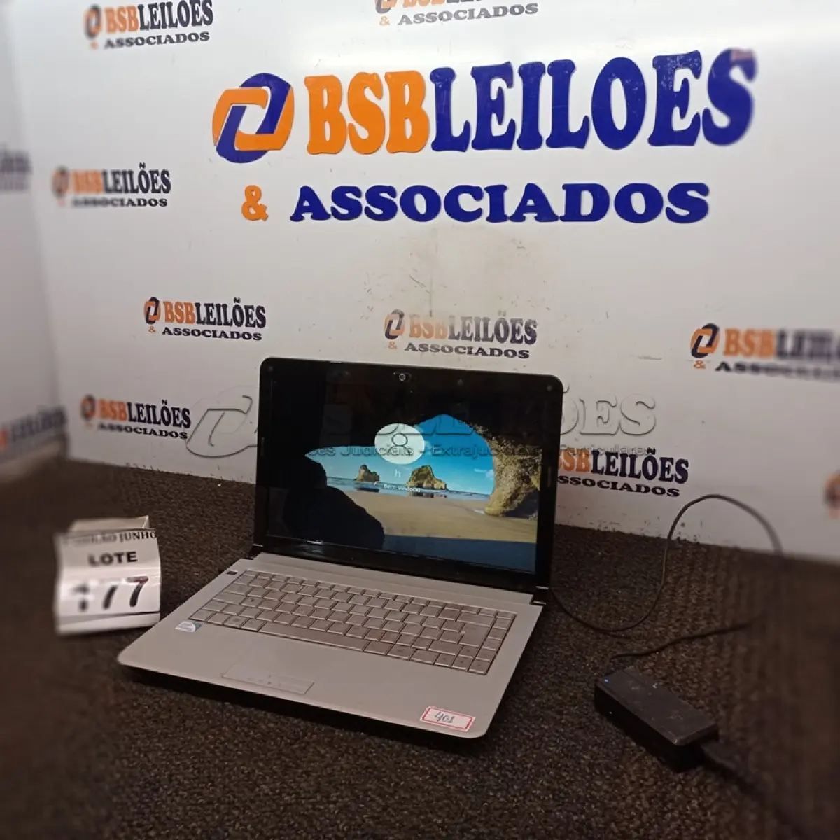 LOTE 177 - 01 NOTEBOOK COM FONTE. (NO ESTADO) ATENÇÃO! FAZER A VISITAÇÃO ANTES DE ARREMATAR, NÃO SABEMOS SE FUNCIONA, LEILÃO NÃO TEM GARANTIA E NEM DEVOLUÇÃO, SUJEITO A POSSÍVEIS AVARIAS VISÍVEIS/OCULTAS E/OU AUSÊNCIA DE COMPONENTES.