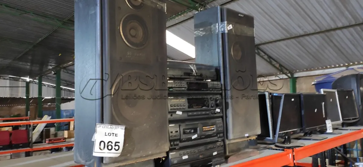 LOTE 065 - 01 APARELHO DE SOM 3 EM 1 MARCA SONY COM 02 CAIXAS DE SOM E 01 TOCA DISCO. (NO ESTADO) ATENÇÃO! FAZER A VISITAÇÃO ANTES DE ARREMATAR, NÃO SABEMOS SE FUNCIONA, LEILÃO NÃO TEM GARANTIA E NEM DEVOLUÇÃO, SUJEITO A POSSÍVEIS AVARIAS VISÍVEIS/OCULTAS E/OU AUSÊNCIA DE COMPONENTES.