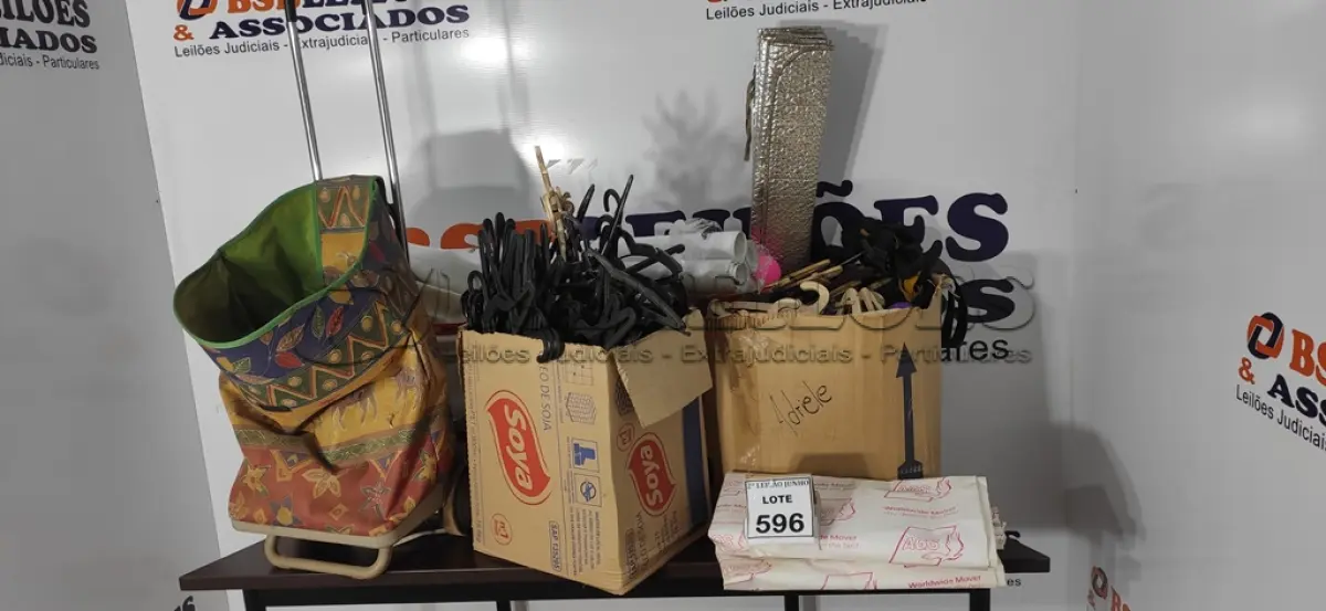 LOTE 596 - 01 LOTE COM GRANDE QUANTIDADE DE CABIDES, MATERIAIS DECORATIVOS E 01 CARRINHO DE FEIRA.  (NO ESTADO) ATENÇÃO! FAZER A VISITAÇÃO ANTES DE ARREMATAR, NÃO SABEMOS SE FUNCIONA, LEILÃO NÃO TEM GARANTIA E NEM DEVOLUÇÃO, SUJEITO A POSSÍVEIS AVARIAS VISÍVEIS/OCULTAS E/OU AUSÊNCIA DE COMPONENTES.