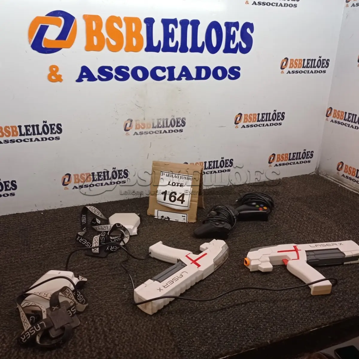 LOTE 164 - 04 CONTROLES DE VIDEOGAME DE MODELOS DIVERSOS. (NO ESTADO) ATENÇÃO! FAZER A VISITAÇÃO ANTES DE ARREMATAR, NÃO SABEMOS SE FUNCIONA, LEILÃO NÃO TEM GARANTIA E NEM DEVOLUÇÃO, SUJEITO A POSSÍVEIS AVARIAS VISÍVEIS/OCULTAS E/OU AUSÊNCIA DE COMPONENTES.