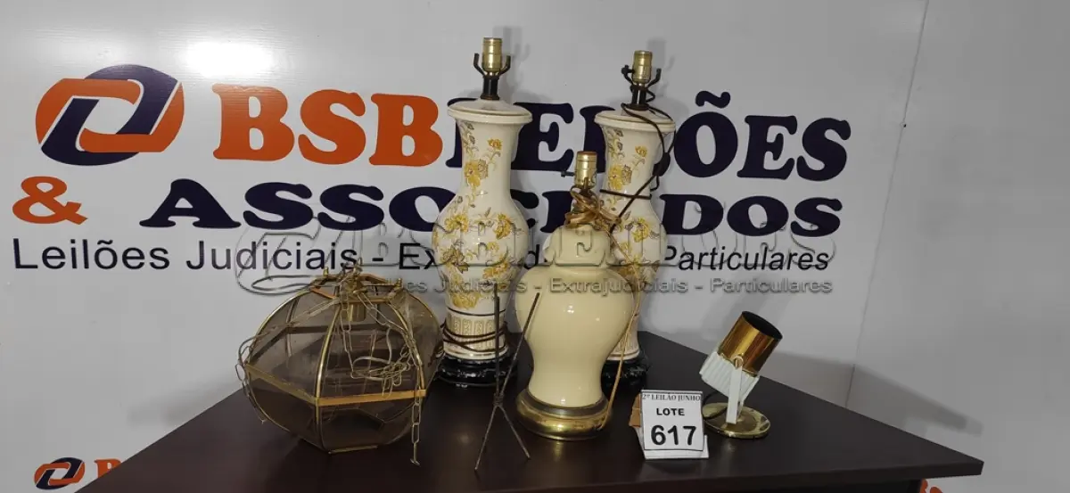 LOTE 617 - 03 ABAJURES, 01 PENDENTE DE VIDRO E 01 LUMINÁRIA.  (NO ESTADO) ATENÇÃO! FAZER A VISITAÇÃO ANTES DE ARREMATAR, NÃO SABEMOS SE FUNCIONA, LEILÃO NÃO TEM GARANTIA E NEM DEVOLUÇÃO, SUJEITO A POSSÍVEIS AVARIAS VISÍVEIS/OCULTAS E/OU AUSÊNCIA DE COMPONENTES.
