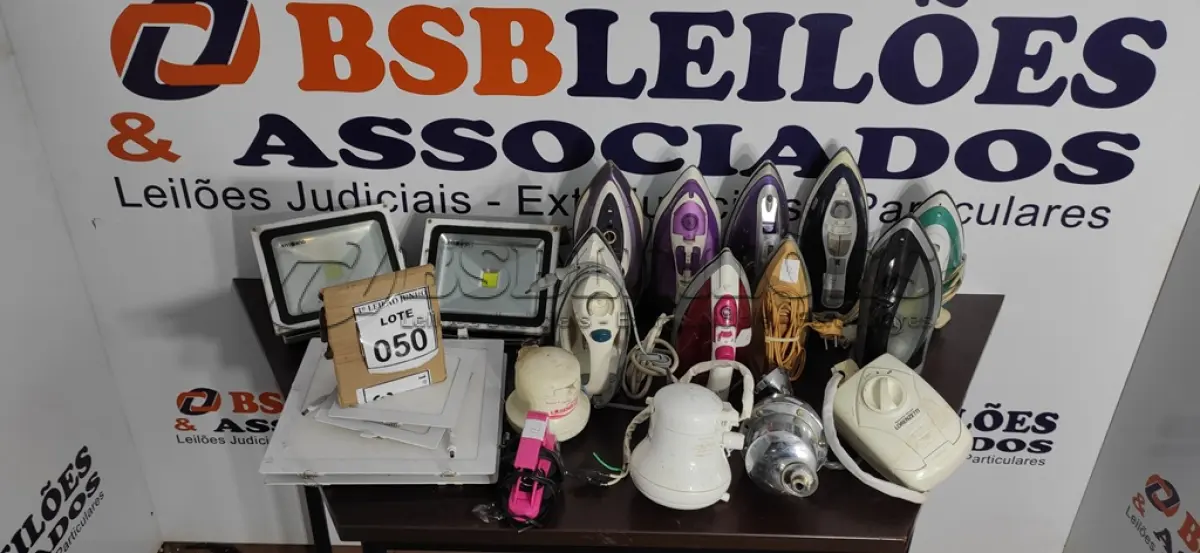 LOTE 050 - 10 FERROS DE PASSAR DE MARCAS E MODELOS DIVERSOS, 04 CHUVEIROS MODELOS DIVERSOS, 04 LUMINÁRIAS E 02 REFLETORES. (NO ESTADO) ATENÇÃO! FAZER A VISITAÇÃO ANTES DE ARREMATAR, NÃO SABEMOS SE FUNCIONA, LEILÃO NÃO TEM GARANTIA E NEM DEVOLUÇÃO, SUJEITO A POSSÍVEIS AVARIAS VISÍVEIS/OCULTAS E/OU AUSÊNCIA DE COMPONENTES.