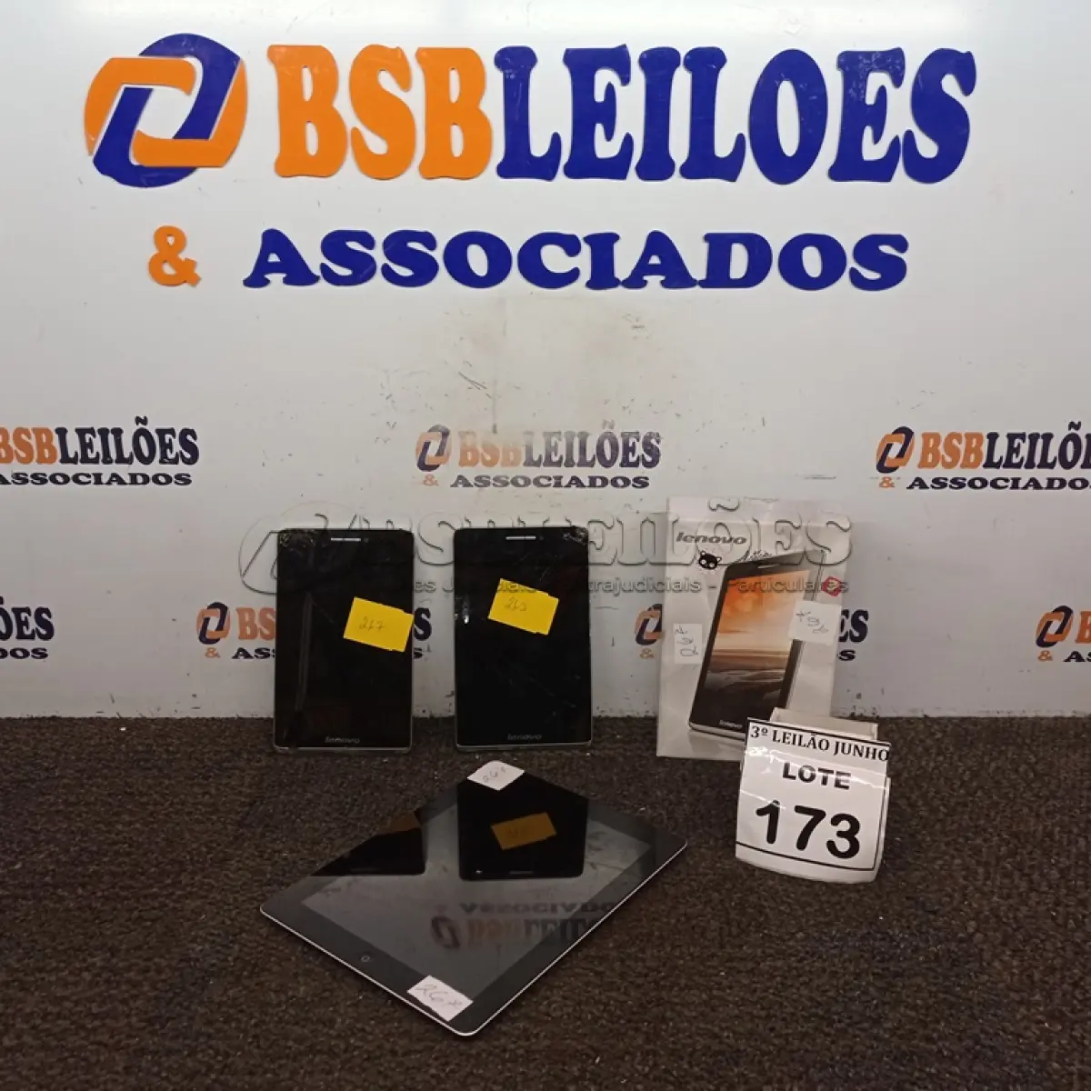 LOTE 173 - 01 TABLET APPLE 16G E 02 TABLETS LENOVO. (NO ESTADO) ATENÇÃO! FAZER A VISITAÇÃO ANTES DE ARREMATAR, NÃO SABEMOS SE FUNCIONA, LEILÃO NÃO TEM GARANTIA E NEM DEVOLUÇÃO, SUJEITO A POSSÍVEIS AVARIAS VISÍVEIS/OCULTAS E/OU AUSÊNCIA DE COMPONENTES.