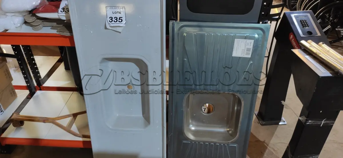 LOTE 335 - 01 PIA EM INOX 120, MM X 520MM E 01 PIA EM FIBRA COM AVARIAS. (NO ESTADO) ATENÇÃO! FAZER A VISITAÇÃO ANTES DE ARREMATAR, NÃO SABEMOS SE FUNCIONA. LEILÃO NÃO TEM GARANTIA E NEM DEVOLUÇÃO, SUJEITO A POSSÍVEIS AVARIAS VISÍVEIS/OCULTAS E/OU AUSÊNCIA DE COMPONENTES.