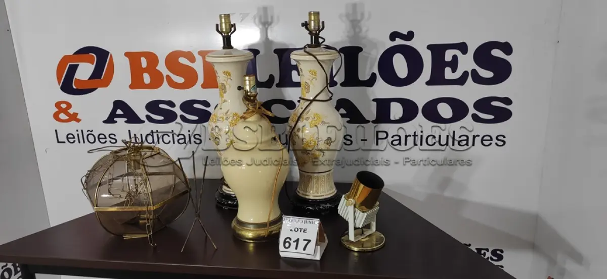 LOTE 617 - 03 ABAJURES, 01 PENDENTE DE VIDRO E 01 LUMINÁRIA.  (NO ESTADO) ATENÇÃO! FAZER A VISITAÇÃO ANTES DE ARREMATAR, NÃO SABEMOS SE FUNCIONA, LEILÃO NÃO TEM GARANTIA E NEM DEVOLUÇÃO, SUJEITO A POSSÍVEIS AVARIAS VISÍVEIS/OCULTAS E/OU AUSÊNCIA DE COMPONENTES.