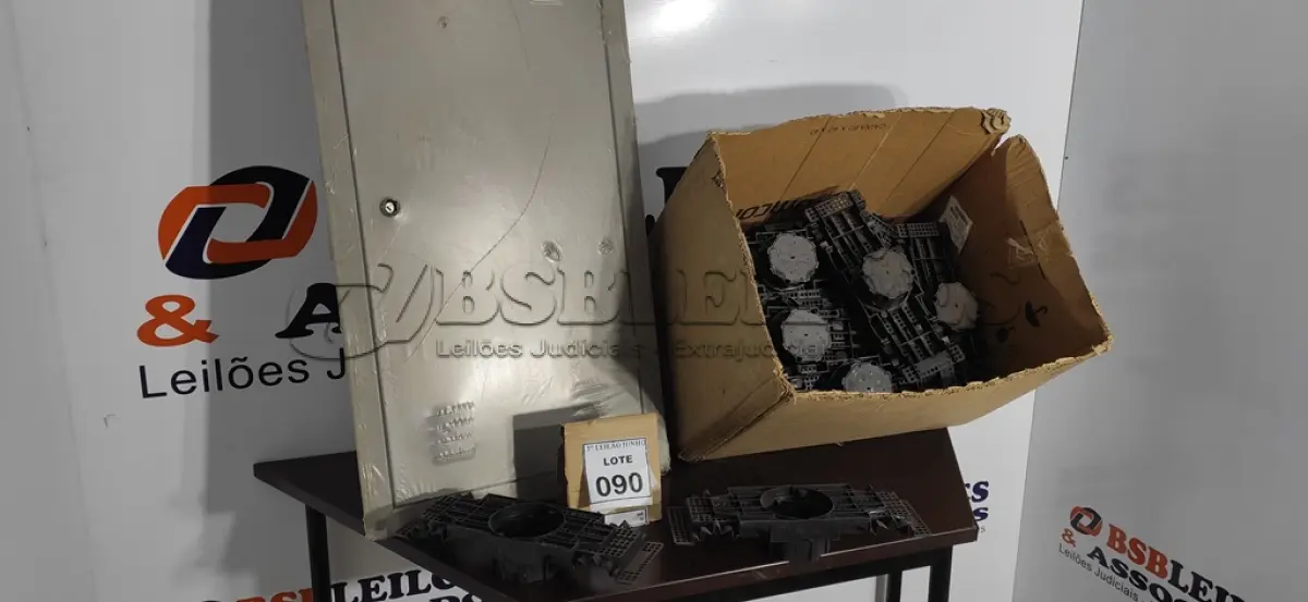 LOTE 090 - 01 QUADRO ELÉTRICO E 01 LOTE COM CAIXAS DE LUZ PARA LAJOTA. (NO ESTADO) ATENÇÃO! FAZER A VISITAÇÃO ANTES DE ARREMATAR, NÃO SABEMOS SE FUNCIONA. LEILÃO NÃO TEM GARANTIA E NEM DEVOLUÇÃO, SUJEITO A POSSÍVEIS AVARIAS VISÍVEIS/OCULTAS E/OU AUSÊNCIA DE COMPONENTES.