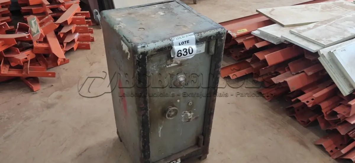 LOTE 630 - 01 COFRE.  (NO ESTADO) ATENÇÃO! FAZER A VISITAÇÃO ANTES DE ARREMATAR, NÃO SABEMOS SE FUNCIONA, LEILÃO NÃO TEM GARANTIA E NEM DEVOLUÇÃO, SUJEITO A POSSÍVEIS AVARIAS VISÍVEIS/OCULTAS E/OU AUSÊNCIA DE COMPONENTES.