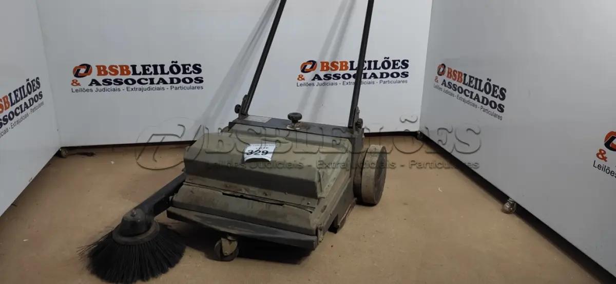 LOTE 329 - 01 VARREDOR DE PÁTIO. (NO ESTADO) ATENÇÃO! FAZER A VISITAÇÃO ANTES DE ARREMATAR, NÃO SABEMOS SE FUNCIONA, LEILÃO NÃO TEM GARANTIA E NEM DEVOLUÇÃO, SUJEITO A POSSÍVEIS AVARIAS VISÍVEIS/OCULTAS E/OU AUSÊNCIA DE COMPONENTES.