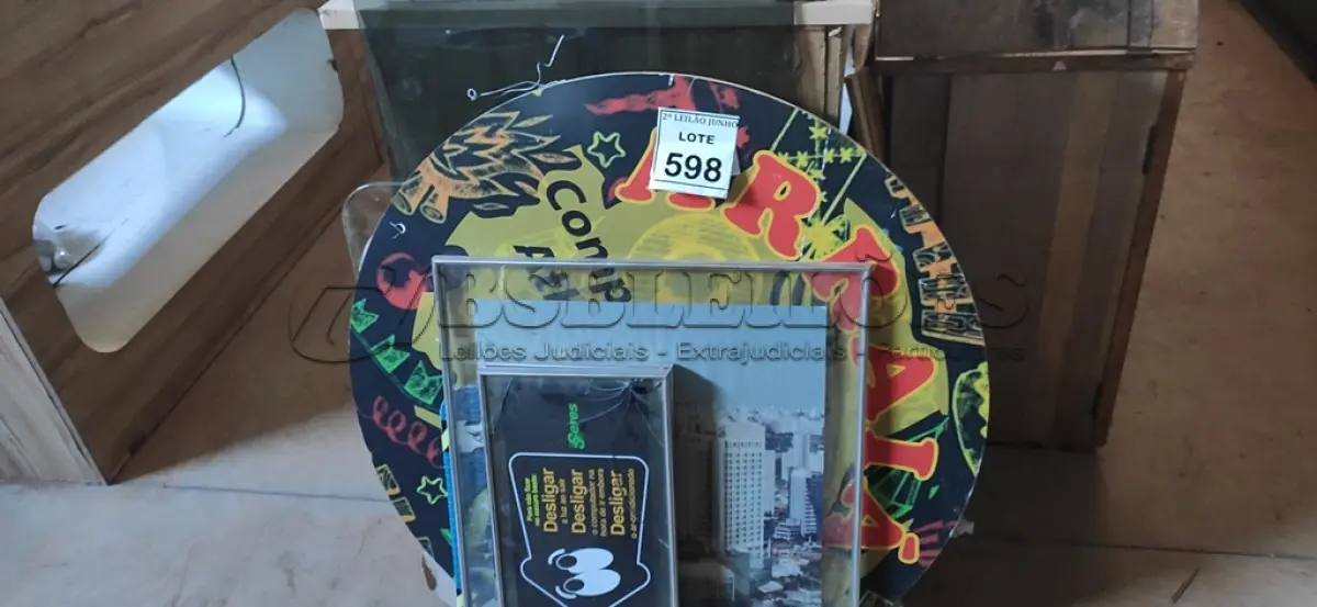 LOTE 598 - 01 LOTE COM QUADROS E MOLDURAS DECORATIVAS E 02 VIDROS AVULSOS.  (NO ESTADO) ATENÇÃO! FAZER A VISITAÇÃO ANTES DE ARREMATAR, NÃO SABEMOS SE FUNCIONA, LEILÃO NÃO TEM GARANTIA E NEM DEVOLUÇÃO, SUJEITO A POSSÍVEIS AVARIAS VISÍVEIS/OCULTAS E/OU AUSÊNCIA DE COMPONENTES.