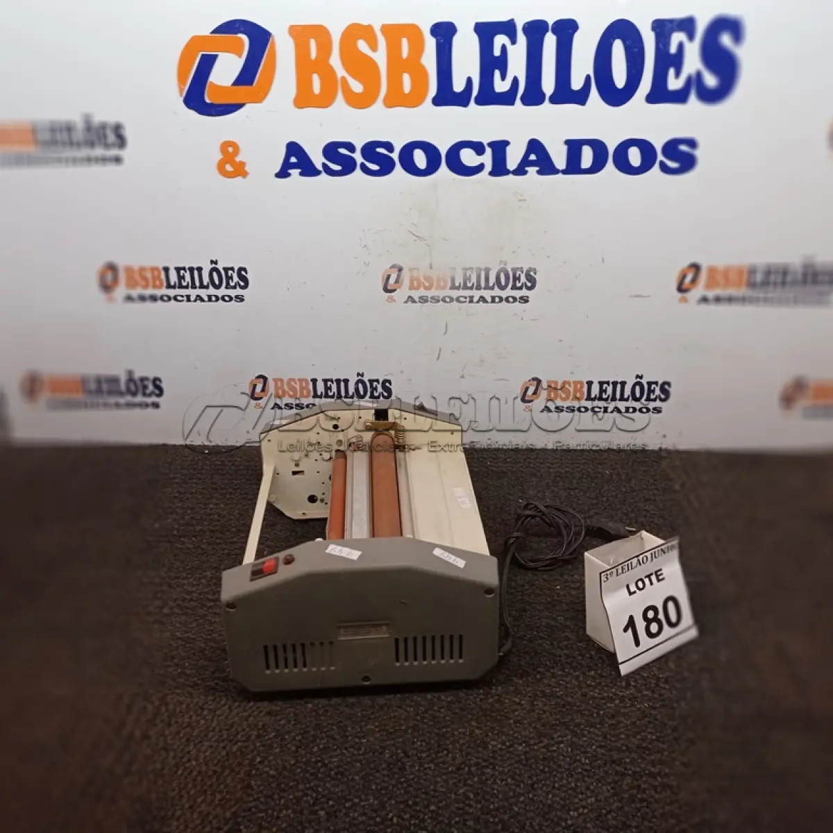 LOTE 180 - 01 PLASTIFICADORA. (NO ESTADO) ATENÇÃO! FAZER A VISITAÇÃO ANTES DE ARREMATAR, NÃO SABEMOS SE FUNCIONA. LEILÃO NÃO TEM GARANTIA E NEM DEVOLUÇÃO, SUJEITO A POSSÍVEIS AVARIAS VISÍVEIS/OCULTAS E/OU AUSÊNCIA DE COMPONENTES.