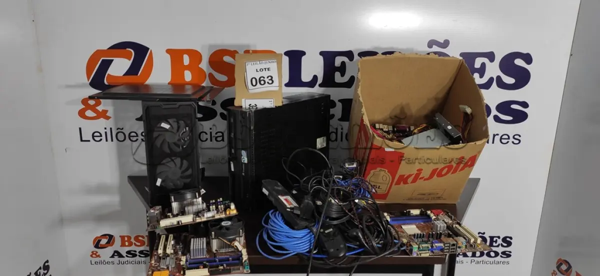 LOTE 063 - 01 CPU, 01 GABINETE VAZIO E 01 CAIXA COM GRANDE QUANTIDADE DE CABOS. (NO ESTADO) ATENÇÃO! FAZER A VISITAÇÃO ANTES DE ARREMATAR, NÃO SABEMOS SE FUNCIONA, LEILÃO NÃO TEM GARANTIA E NEM DEVOLUÇÃO, SUJEITO A POSSÍVEIS AVARIAS VISÍVEIS/OCULTAS E/OU AUSÊNCIA DE COMPONENTES.