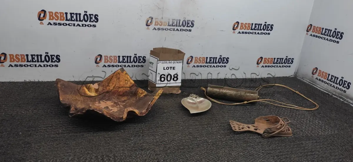 LOTE 608 - 01 FRUTEIRA DECORATIVA, 01 ESTRIBO DE METAL, 01 BOLSA DE METAL E 01 CINZEIRO DECORATIVO. (NO ESTADO) ATENÇÃO! FAZER A VISITAÇÃO ANTES DE ARREMATAR, NÃO SABEMOS SE FUNCIONA, LEILÃO NÃO TEM GARANTIA E NEM DEVOLUÇÃO, SUJEITO A POSSÍVEIS AVARIAS VISÍVEIS/OCULTAS E/OU AUSÊNCIA DE COMPONENTES.