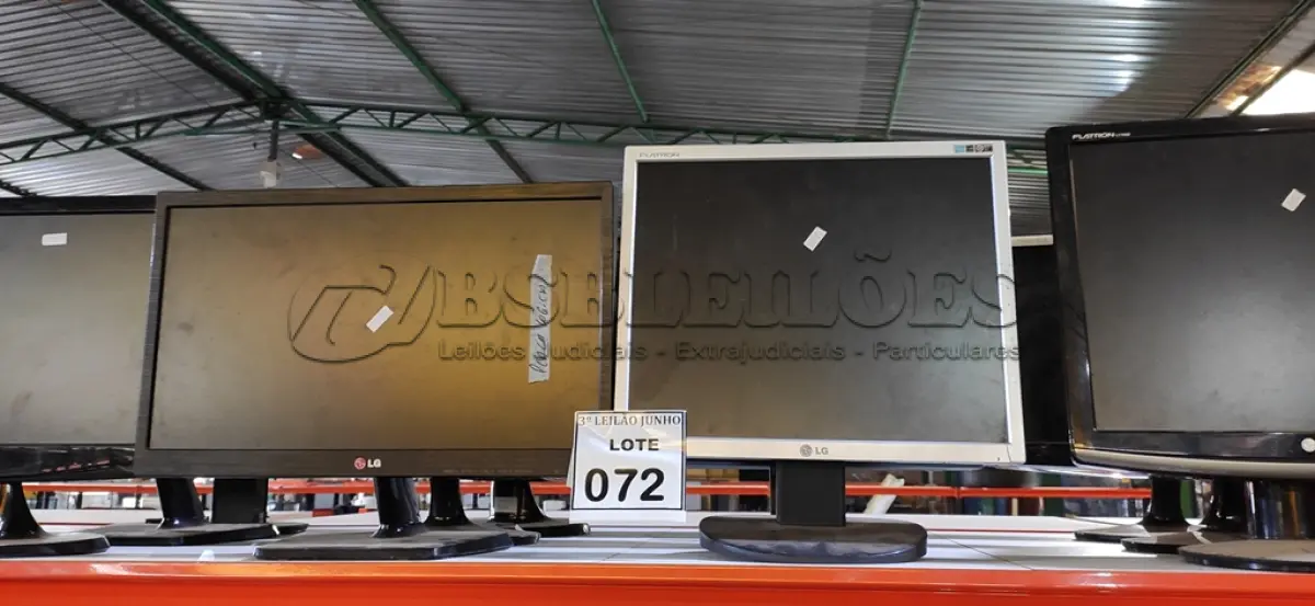 LOTE 072 - 13 MONITORES LCD DE MARCAS E MODELOS DIVERSOS. (NO ESTADO) ATENÇÃO! FAZER A VISITAÇÃO ANTES DE ARREMATAR, NÃO SABEMOS SE FUNCIONA, LEILÃO NÃO TEM GARANTIA E NEM DEVOLUÇÃO, SUJEITO A POSSÍVEIS AVARIAS VISÍVEIS/OCULTAS E/OU AUSÊNCIA DE COMPONENTES.