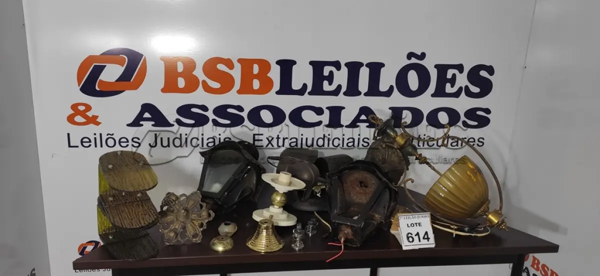 LOTE 614 - 01 LOTE COM VÁRIAS LUMINÁRIAS ANTIGAS DIVERSAS.  (NO ESTADO) ATENÇÃO! FAZER A VISITAÇÃO ANTES DE ARREMATAR, NÃO SABEMOS SE FUNCIONA, LEILÃO NÃO TEM GARANTIA E NEM DEVOLUÇÃO, SUJEITO A POSSÍVEIS AVARIAS VISÍVEIS/OCULTAS E/OU AUSÊNCIA DE COMPONENTES.