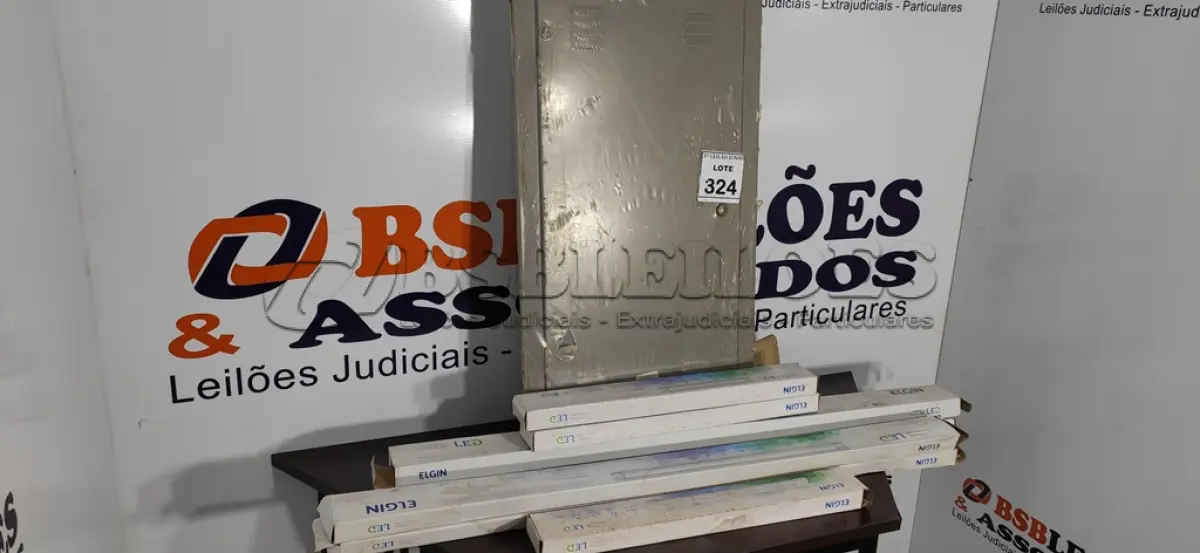 LOTE 324 - 01 QUADRO ELÉTRICO E 07 LÂMPADAS DE LED ELGIN. (NO ESTADO) ATENÇÃO! FAZER A VISITAÇÃO ANTES DE ARREMATAR, NÃO SABEMOS SE FUNCIONA. LEILÃO NÃO TEM GARANTIA E NEM DEVOLUÇÃO, SUJEITO A POSSÍVEIS AVARIAS VISÍVEIS/OCULTAS E/OU AUSÊNCIA DE COMPONENTES.