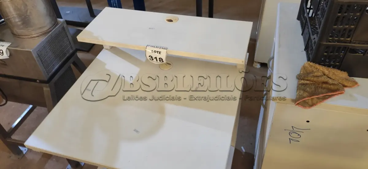 LOTE 318 - 01 MESA COM RODINHAS PARA COMPUTADOR NA COR BRANCA. (NO ESTADO) ATENÇÃO! FAZER A VISITAÇÃO ANTES DE ARREMATAR, NÃO SABEMOS SE FUNCIONA, LEILÃO NÃO TEM GARANTIA E NEM DEVOLUÇÃO, SUJEITO A POSSÍVEIS AVARIAS VISÍVEIS/OCULTAS E/OU AUSÊNCIA DE COMPONENTES.