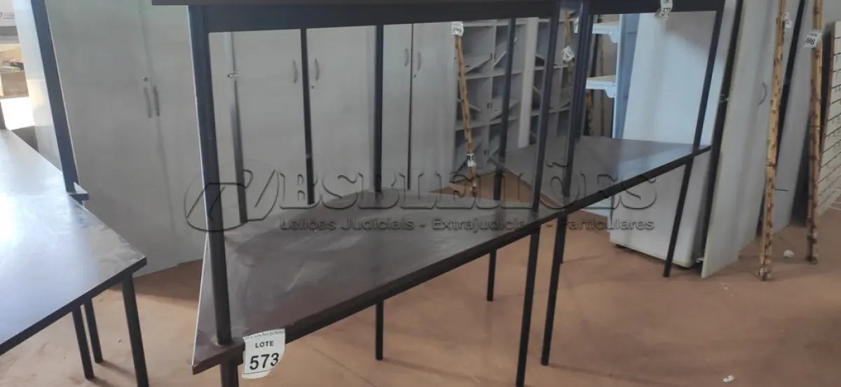 LOTE 573 - 02 MESAS COM TAMPO DE MADEIRA EM FORMA TRAPÉZIO.  (NO ESTADO) ATENÇÃO! FAZER A VISITAÇÃO ANTES DE ARREMATAR, NÃO SABEMOS SE FUNCIONA, LEILÃO NÃO TEM GARANTIA E NEM DEVOLUÇÃO, SUJEITO A POSSÍVEIS AVARIAS VISÍVEIS/OCULTAS E/OU AUSÊNCIA DE COMPONENTES.