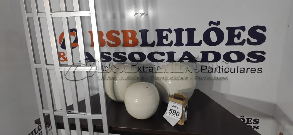 LOTE 590 - 03 GRADES DE FERRO E 03 VASOS DECORATIVOS.  (NO ESTADO) ATENÇÃO! FAZER A VISITAÇÃO ANTES DE ARREMATAR, NÃO SABEMOS SE FUNCIONA, LEILÃO NÃO TEM GARANTIA E NEM DEVOLUÇÃO, SUJEITO A POSSÍVEIS AVARIAS VISÍVEIS/OCULTAS E/OU AUSÊNCIA DE COMPONENTES.