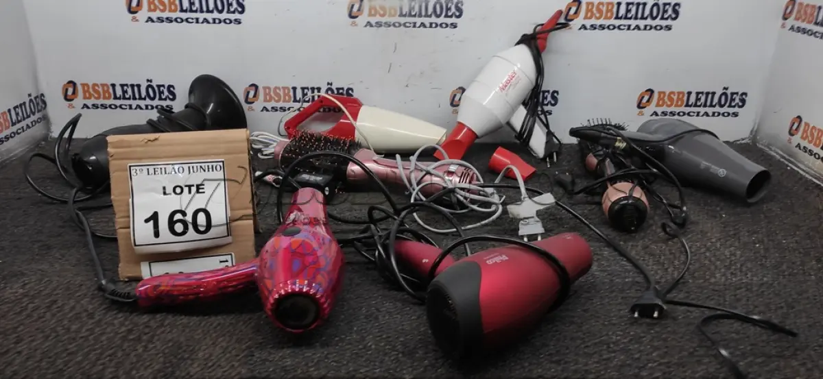 LOTE 160 - 05 SECADORES DE CABELO, 02 ESCOVAS ELÉTRICAS E 01 ASPIRADOR DE MÃOS PORTÁTIL. (NO ESTADO) ATENÇÃO! FAZER A VISITAÇÃO ANTES DE ARREMATAR, NÃO SABEMOS SE FUNCIONA, LEILÃO NÃO TEM GARANTIA E NEM DEVOLUÇÃO, SUJEITO A POSSÍVEIS AVARIAS VISÍVEIS/OCULTAS E/OU AUSÊNCIA DE COMPONENTES.